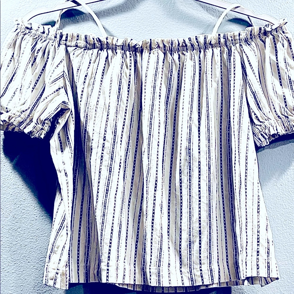 NWOT, Sweet/Nicely Constructed Little Crop Top